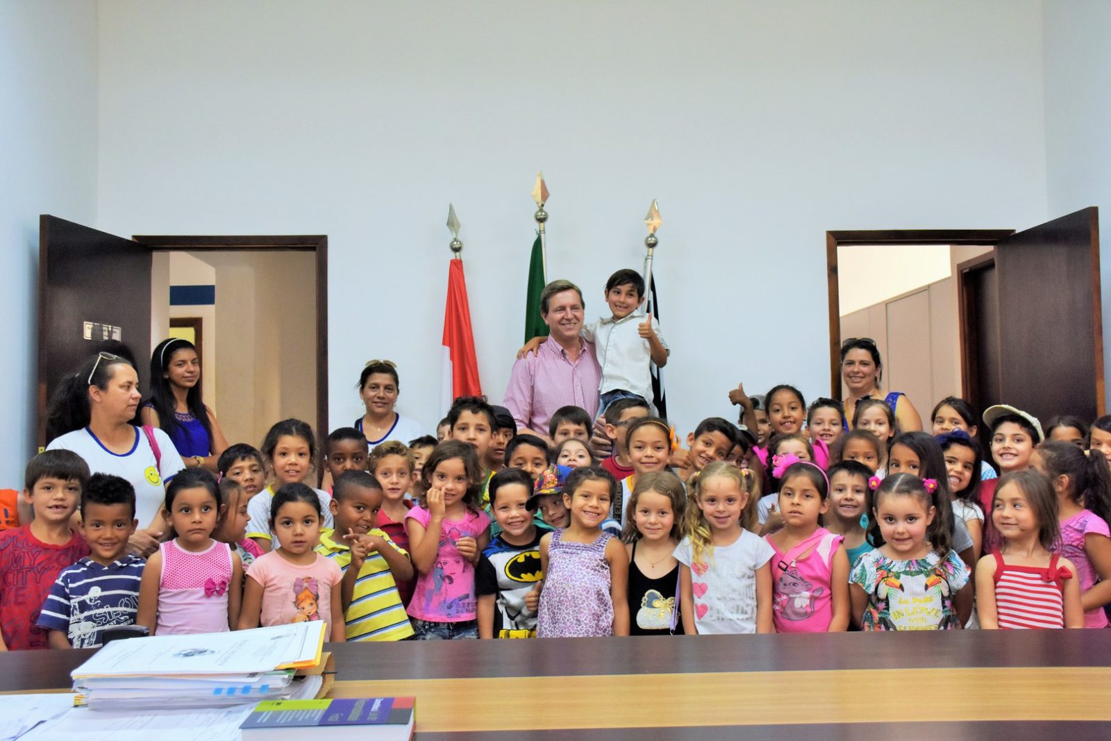 A iniciativa alegrou os pequenos, que, segundo as professoras, ficaram felizes em conhecer o local de trabalho do prefeito A iniciativa alegrou os pequenos, que, segundo as professoras, ficaram felizes em conhecer o local de trabalho do prefeito