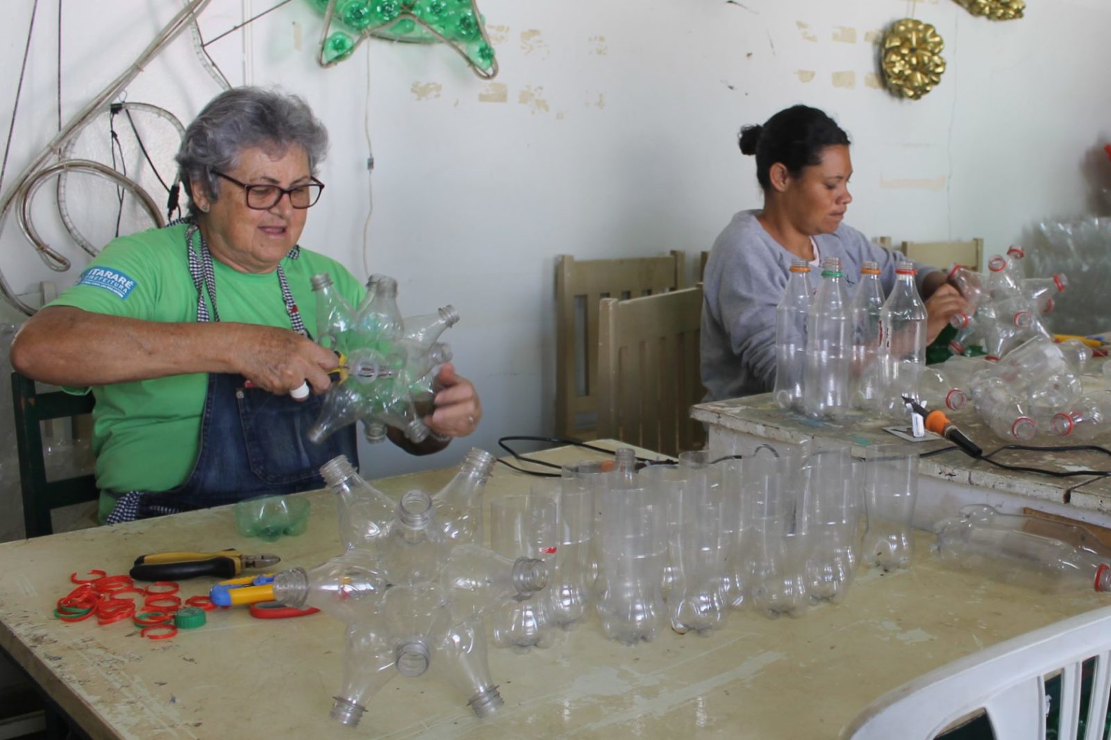 A iniciativa tem como objetivo confeccionar enfeites natalinos a partir de garrafas pet recicladas A iniciativa tem como objetivo confeccionar enfeites natalinos a partir de garrafas pet recicladas