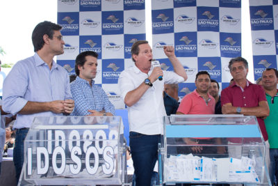 Ao lado de Mussi, prefeito de Itararé (SP), Heliton do Valle, sorteia casas populares no município Ao lado de Mussi, prefeito de Itararé (SP), Heliton do Valle, sorteia casas populares no município