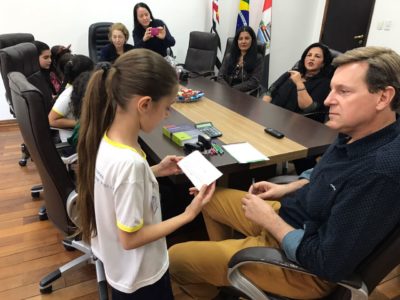 Prefeito de Itararé (SP) recebe alunos da EM Profª Maria Olívia de Mello em seu gabinete Prefeito de Itararé (SP) recebe alunos da EM Profª Maria Olívia de Mello em seu gabinete