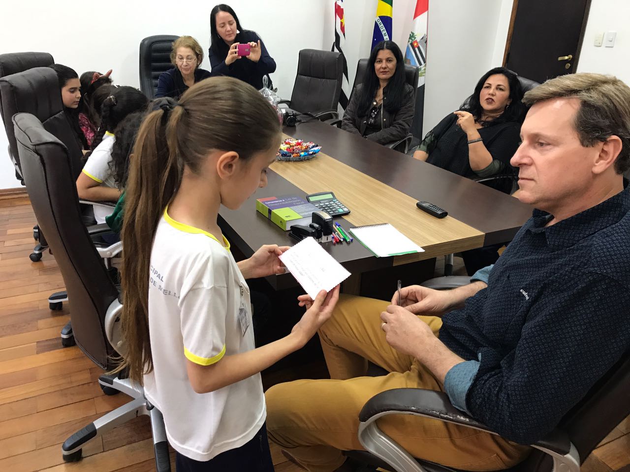 Estudantes relataram ao prefeito problemas detectados por eles no trânsito e meio ambiente de Itararé e conversaram formas de melhorias Estudantes relataram ao prefeito problemas detectados por eles no trânsito e meio ambiente de Itararé e conversaram formas de melhorias