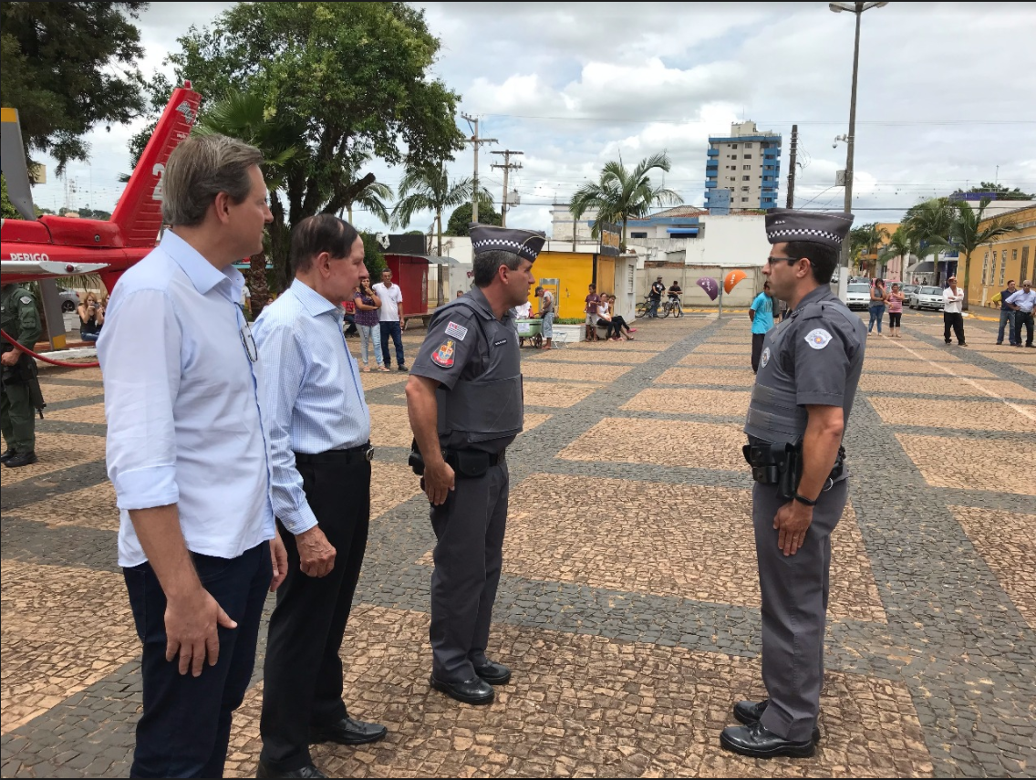 Iniciativa foi comandada pelo tenente-coronel da PM Alcoléa, comandante do 54º BPM/I. Na foto, Heliton, o empresário Gumercindo, Alcoléa e, a frente, o capitão PM Ricardo Iniciativa foi comandada pelo tenente-coronel da PM Alcoléa, comandante do 54º BPM/I. Na foto, Heliton, o empresário Gumercindo, Alcoléa e, a frente, o capitão PM Ricardo