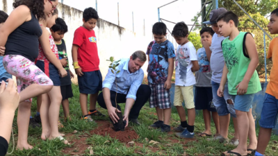 Para comemorar Dia da Árvore, prefeito de Itararé (SP) participa de plantio de mudas Para comemorar Dia da Árvore, prefeito de Itararé (SP) participa de plantio de mudas