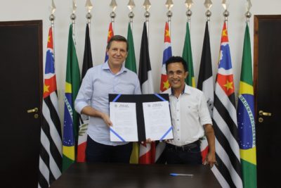 Heliton do Valle celebra parceria com Studio Like Massoterapia e Estética de Itararé (SP) Heliton do Valle celebra parceria com Studio Like Massoterapia e Estética de Itararé (SP)