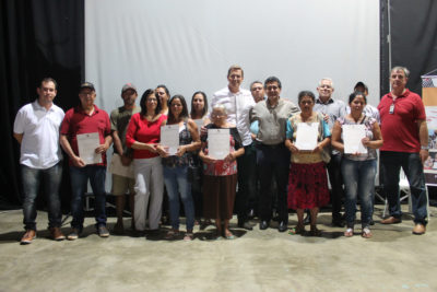 Prefeito de Itararé (SP) entrega mais 10 títulos de propriedade Prefeito de Itararé (SP) entrega mais 10 títulos de propriedade