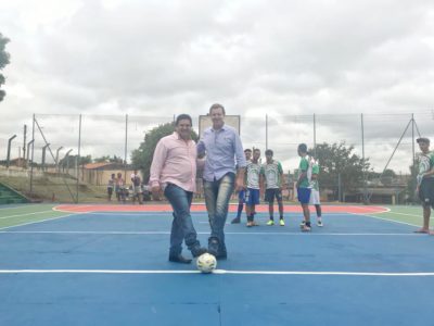 Prefeito de Itararé (SP) estreia pintura da quadra escolar Profº Newton Marques Prefeito de Itararé (SP) estreia pintura da quadra escolar Profº Newton Marques
