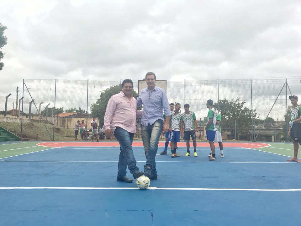 Junto ao prefeito, diretor da unidade escolar, Luciano Ostrowisk, deu o pontapé inicial no torneio de futebol que estreou a nova pintura Junto ao prefeito, diretor da unidade escolar, Luciano Ostrowisk, deu o pontapé inicial no torneio de futebol que estreou a nova pintura