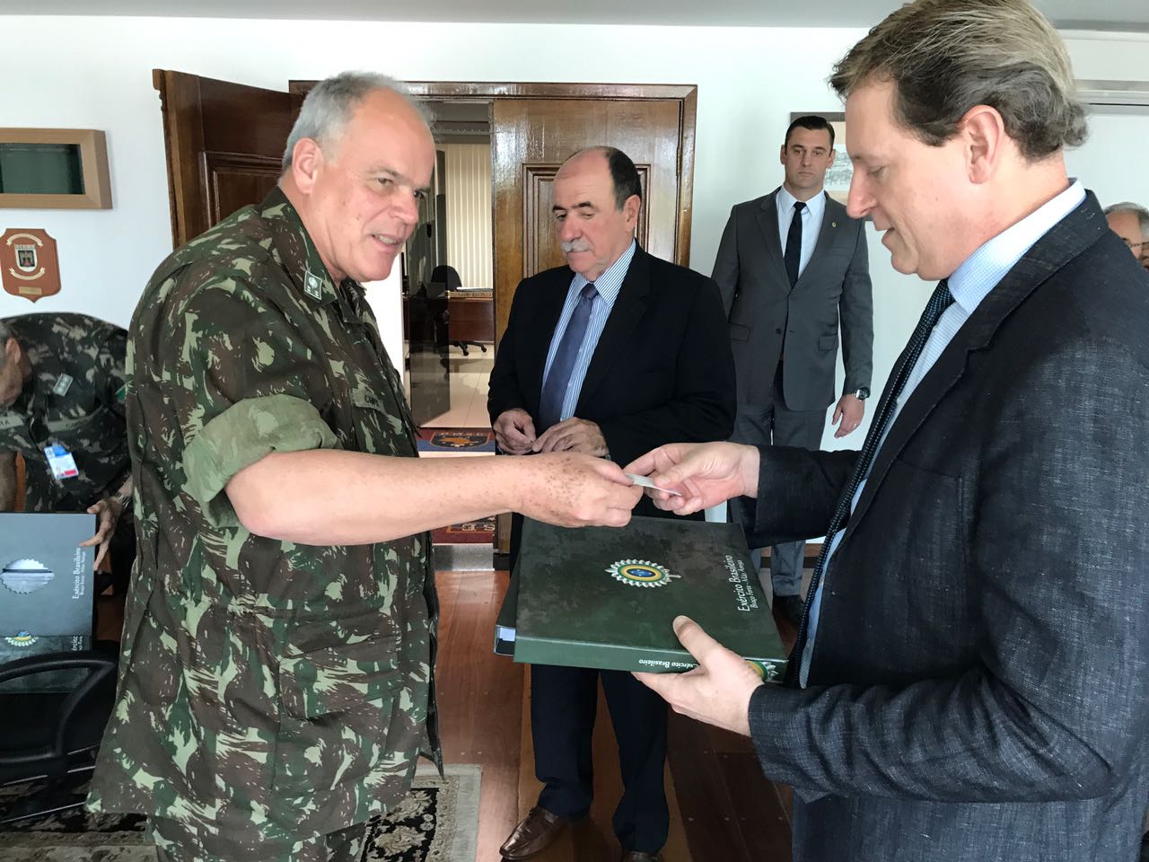 Na oportunidade, Heliton foi agraciado pelo general com um livro do Exército Brasileiro Na oportunidade, Heliton foi agraciado pelo general com um livro do Exército Brasileiro