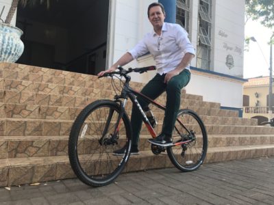 No Dia Mundial Sem Carro, prefeito de Itararé (SP) vai ao trabalho de bicicleta No Dia Mundial Sem Carro, prefeito de Itararé (SP) vai ao trabalho de bicicleta