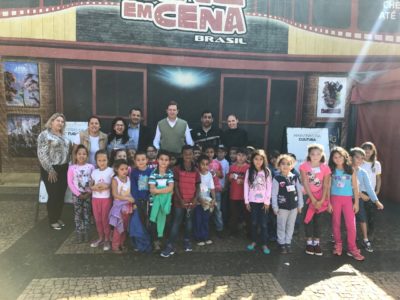 Alunos do município de Itararé (SP) e o prefeito Heliton do Valle prestigiam projeto ‘Cine em Cena’ Alunos do município de Itararé (SP) e o prefeito Heliton do Valle prestigiam projeto ‘Cine em Cena’