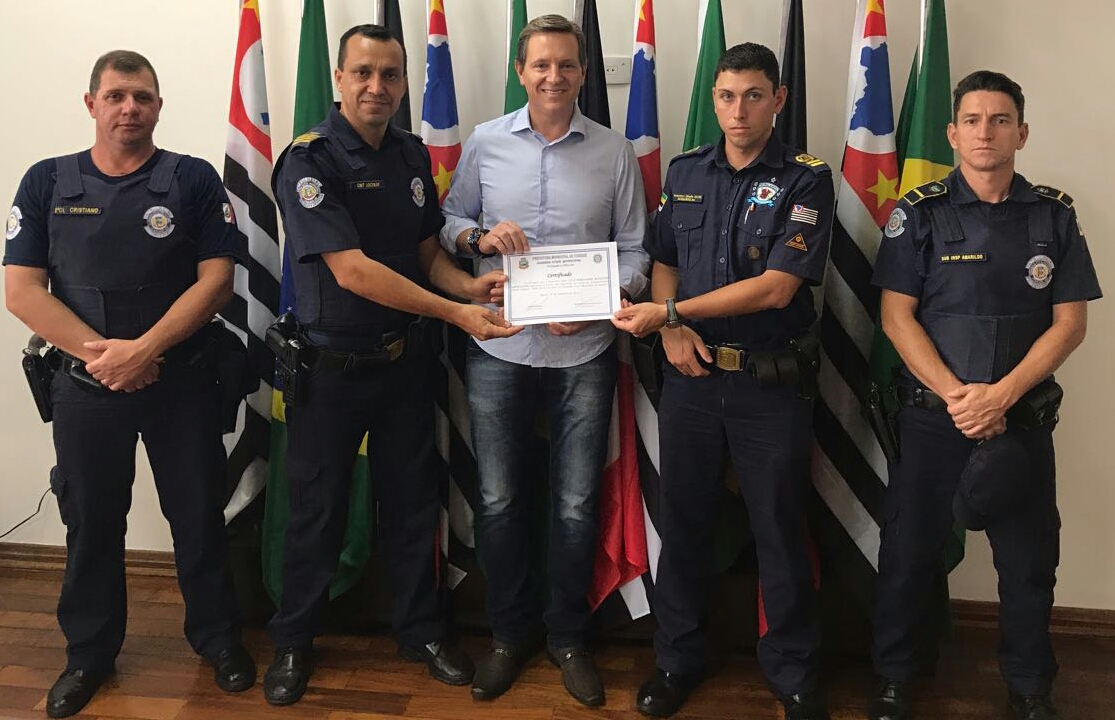 Prefeito fez questão de receber instrutor e equipe após o curso no Gabinete Prefeito fez questão de receber instrutor e equipe após o curso no Gabinete