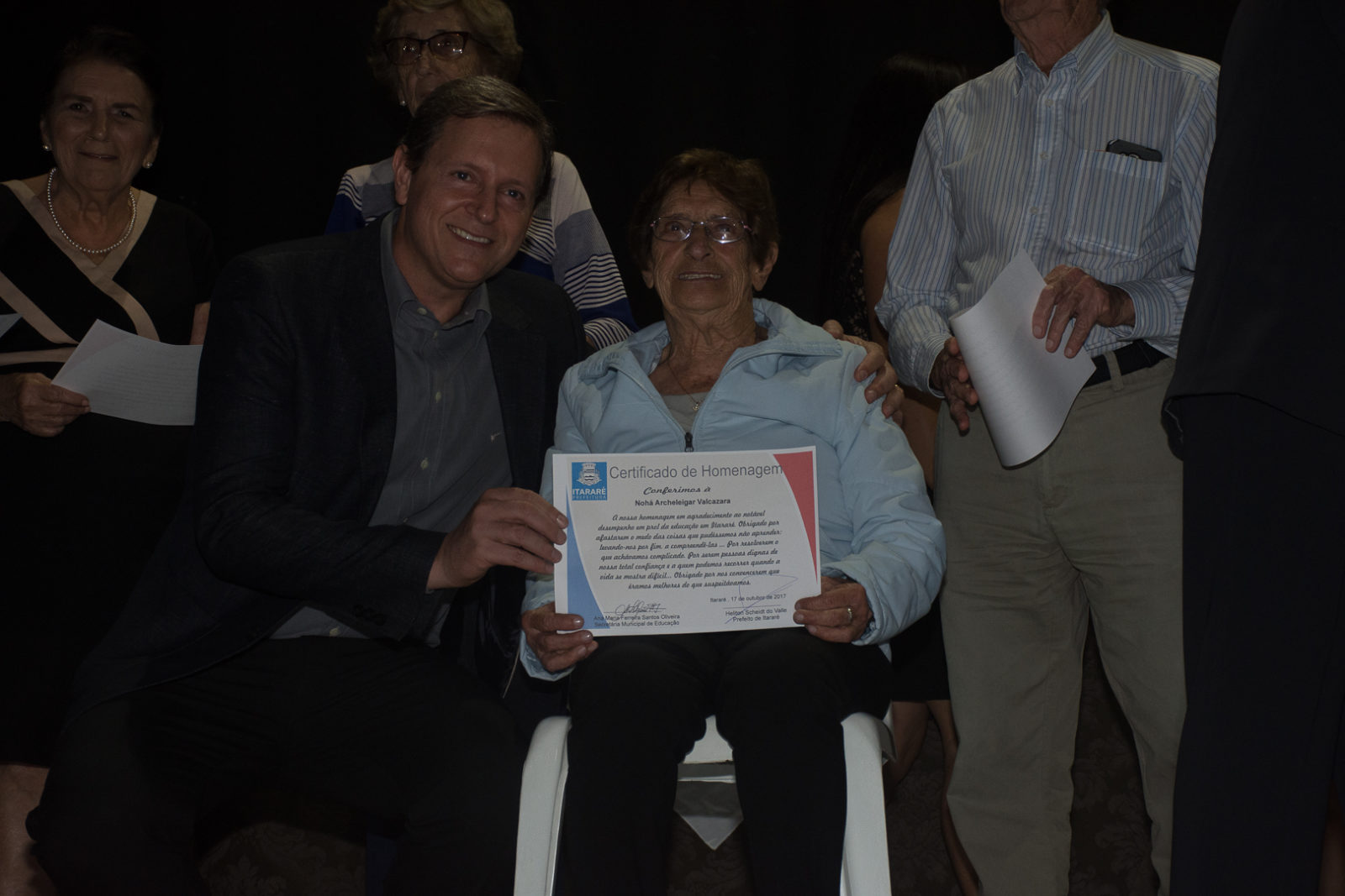 Professores experientes e aposentados também foram homenageados Professores experientes e aposentados também foram homenageados