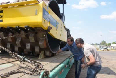 Pela primeira vez, Itararé (SP) recebe rolo compactador Pela primeira vez, Itararé (SP) recebe rolo compactador