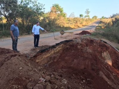 Prefeito de Itararé (SP) acompanha obras rurais Prefeito de Itararé (SP) acompanha obras rurais