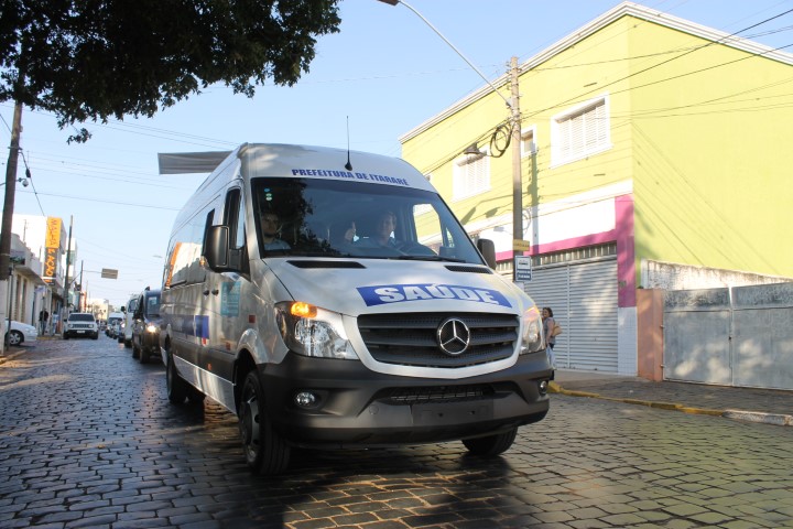 Van uma Sprinter da Mercedes Benz modelo 2018 tem capacidade para 18 lugares