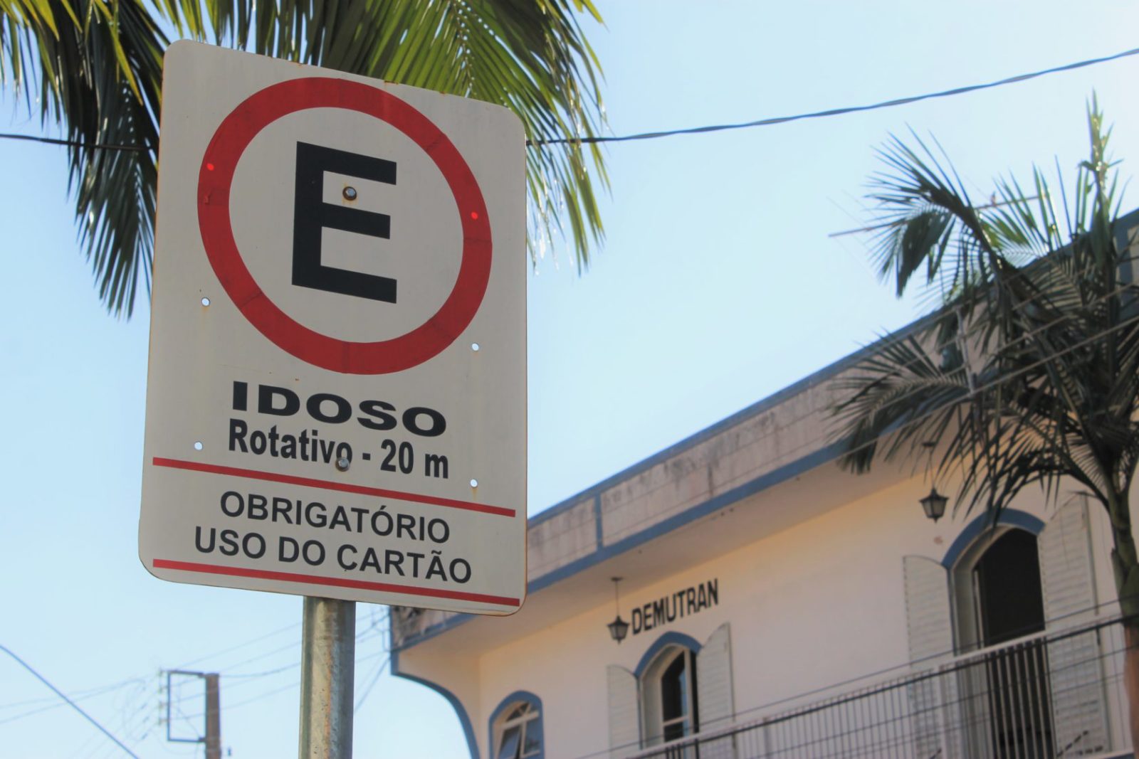 Estacionar em desacordo com as condições regulamentadas especificamente pela sinalização do local é infração de trânsito Estacionar em desacordo com as condições regulamentadas especificamente pela sinalização do local é infração de trânsito