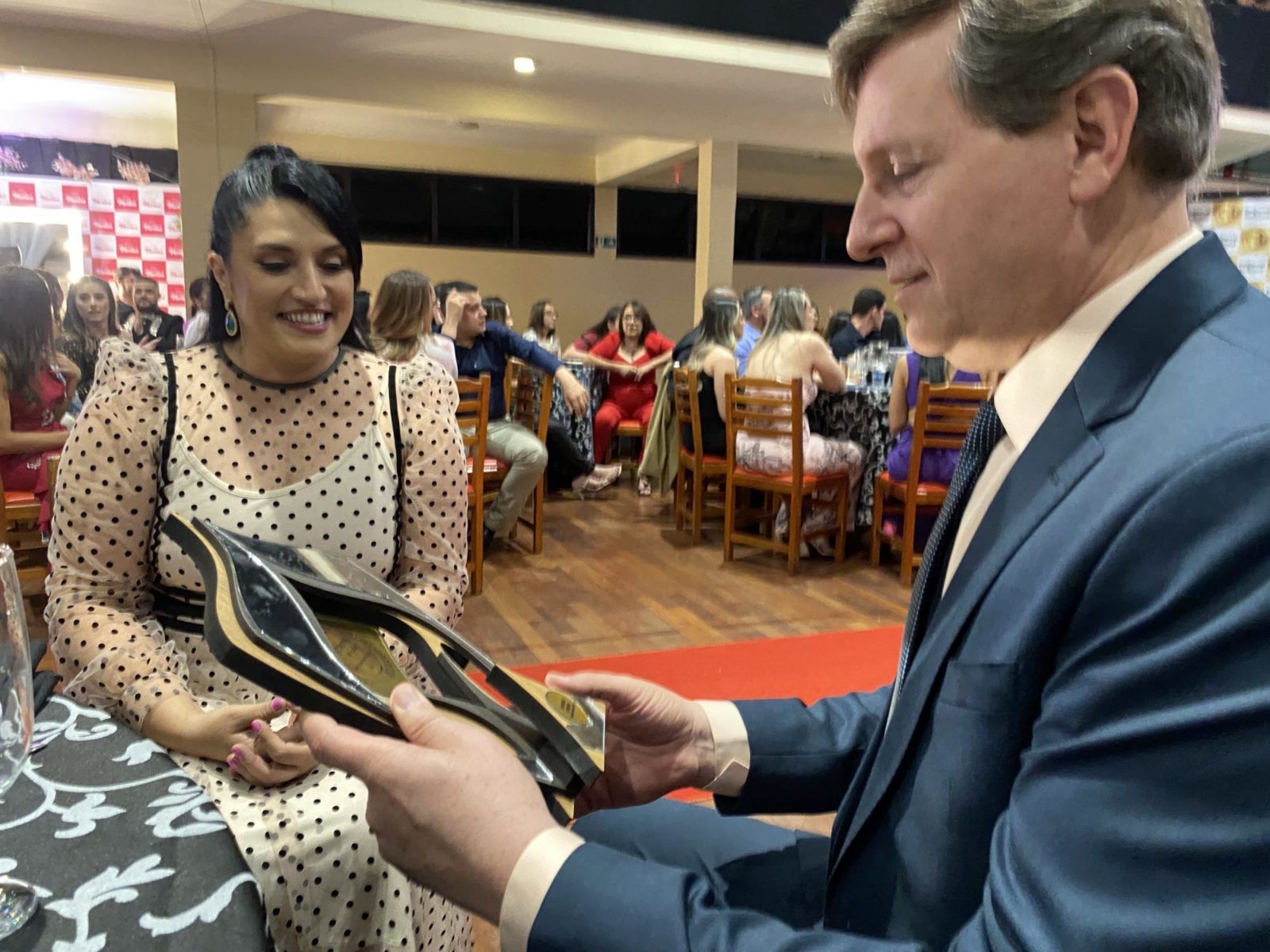 Junto com o prefeito, a primeira-dama Denise do Valle também recebeu o prêmio na categoria Empresária Influencer Junto com o prefeito, a primeira-dama Denise do Valle também recebeu o prêmio na categoria Empresária Influencer