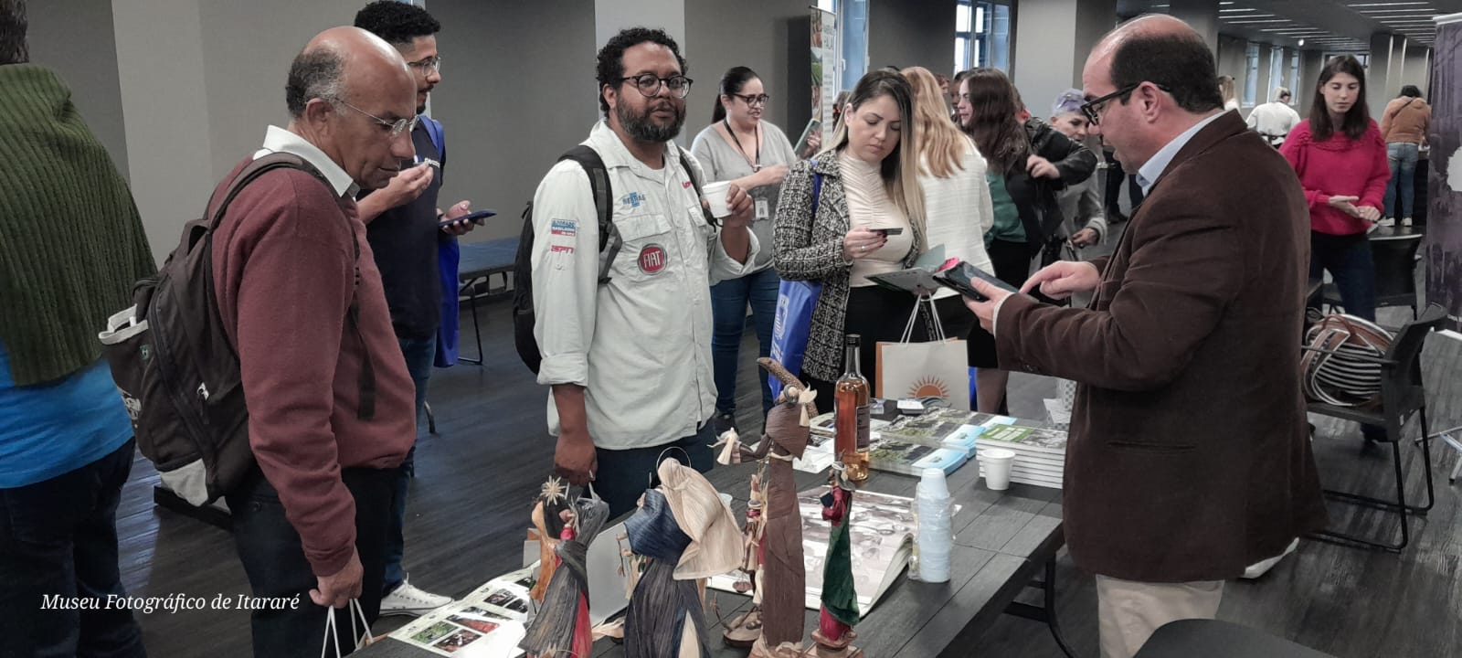 Além da exposição da marca RT Cânions Paulista durante o workshop, Itararé encerrou as apresentações no salão nobre da SETUR-SP, apresentando imagens dos atrativos turísticos locais. Além da exposição da marca RT Cânions Paulista durante o workshop, Itararé encerrou as apresentações no salão nobre da SETUR-SP, apresentando imagens dos atrativos turísticos locais.