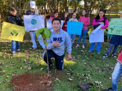 E.M. PEI Professor Juracy Martins de Itararé (SP) realiza plantio de mudas no Parque Linear Fábio Alves Veiga