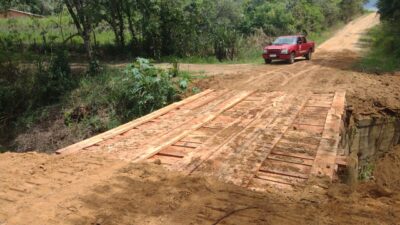 Secretaria de Serviços Municipais de Itararé (SP) reconstroi ponte no bairro da Serrinha